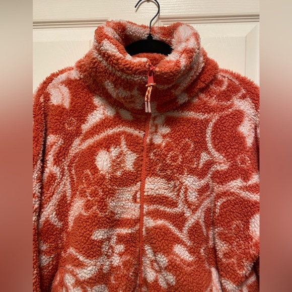 American Eagle sherpa zip up sweater. Size Medium.  
Fits M/L - Picture 6 of 10